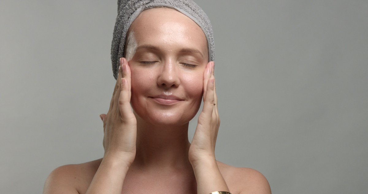 Lipids are natural fats that make your skin’s outer layer moist and healthy. Using harsh cosmetics with detergents and alcohol will deplete your natural lipids and dry your skin out. This is why it is important to use natural products without harsh ingredients. ✔ 

#medispa