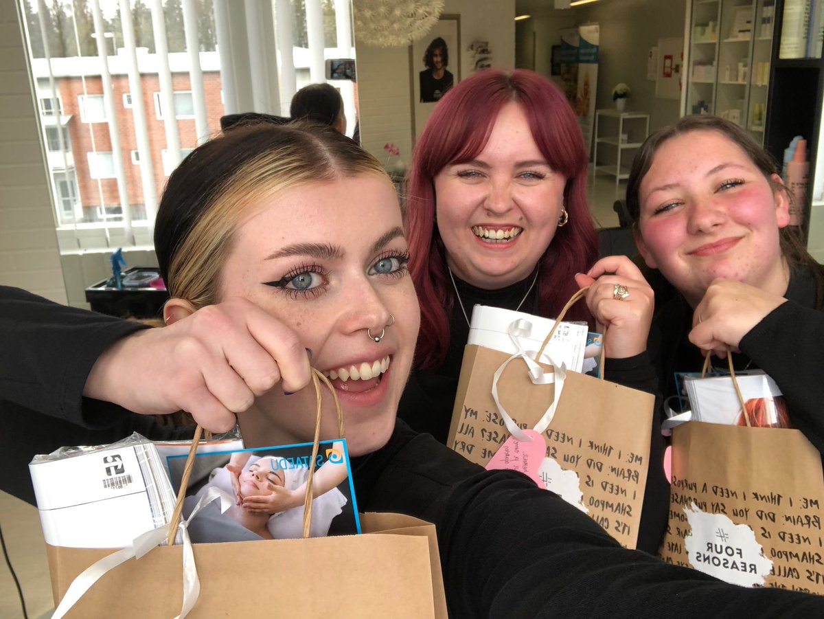 Received a lovely gift bag each today from our tutor with some shampoo,conditioner,hand cream and some over lovely few bits soo grateful
#erasmus23 #gifhe