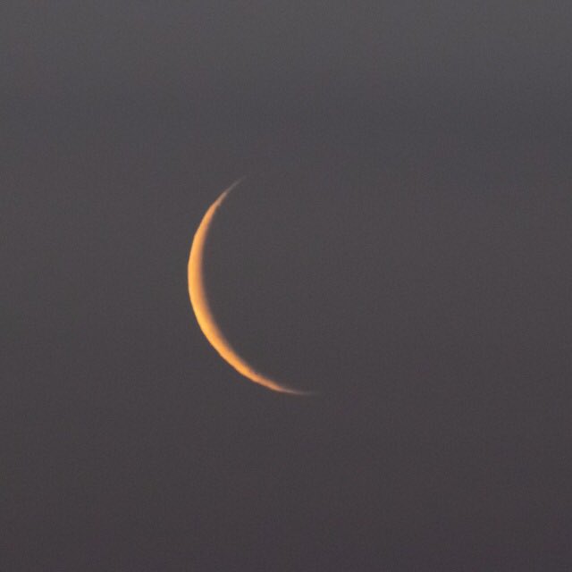 SoloReflexiones's tweet photo. La magia no está en la luna, sino en lo que piensas cuando la ves https://t.co/6YhbsRoUO3