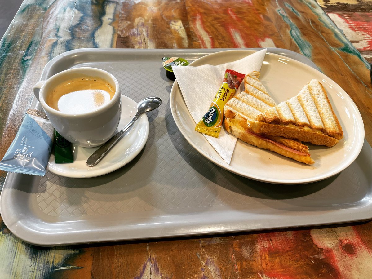Even een late, bescheiden lunch nuttigen…
In de coffeecorner van de kringloopwinkel…