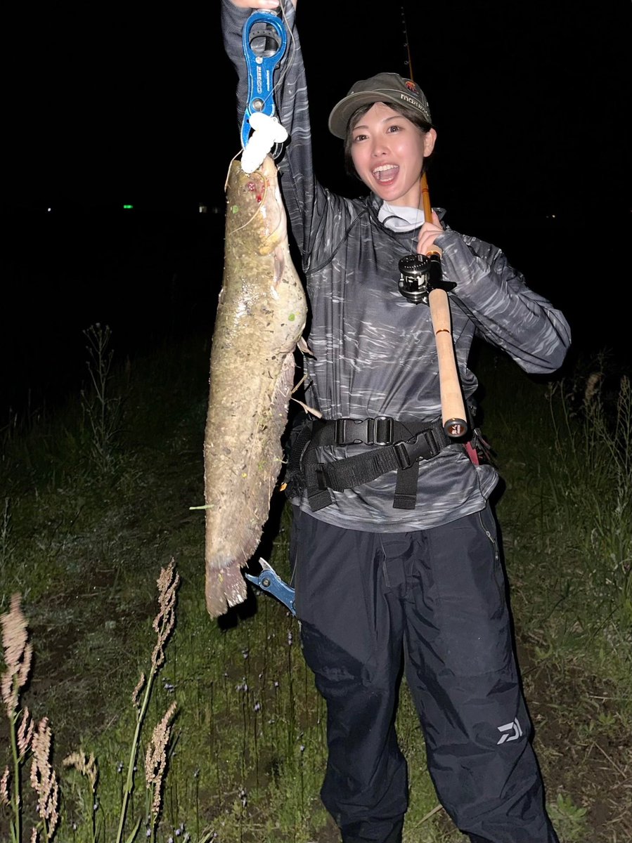 fishing_kasumin's tweet photo. キャタピー限定カラーのキャンバス🤍

キャンバスということで
自分の好みのカラーに塗るやつなんだけど
この純白の美しさが気に入ってるので
私はそのままで使用してる🤣

ケミホタル入れたら、もはや全身がケミホタルの様。
暗闇でキャストしても、よ～く見える🤓

#釣り #ナマズ釣り https://t.co/XiiXYdTJqr