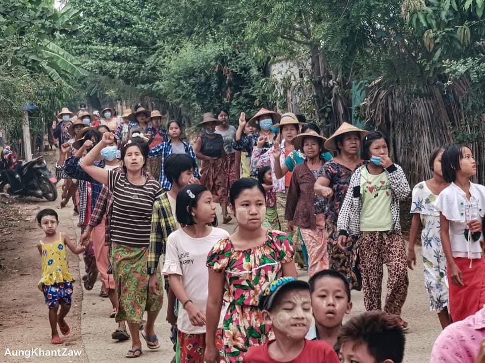 KYITHAR95368969's tweet photo. Pro-democracy residents from western bank of Chindwin River, #Sagaing Region, marched in a village to eliminate the #MilitaryDictatorship on May2.

#LegalizationOfNUG    
#2023May2Coup                   
#WhatsHappeningInMyanmar https://t.co/Dj8YmBx02f