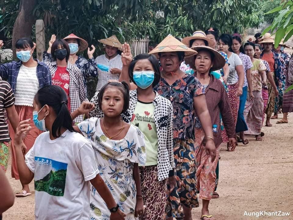 KYITHAR95368969's tweet photo. Pro-democracy residents from western bank of Chindwin River, #Sagaing Region, marched in a village to eliminate the #MilitaryDictatorship on May2.

#LegalizationOfNUG    
#2023May2Coup                   
#WhatsHappeningInMyanmar https://t.co/Dj8YmBx02f