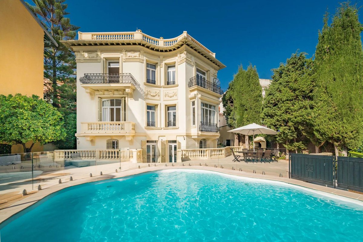 EstateNetFrance's tweet photo. Sophisticatedly maintained its origin and its touch of elegance 🌸

This beautiful historic home is located in the city center of Villefranche-sur-Mer.

➡️https://t.co/Ai1w5xfEdV
. . .
#KnightFrank #KnightFrankFrenchRiviera #FrenchRiviera #RealEstate #property https://t.co/kYysT0Nyv6