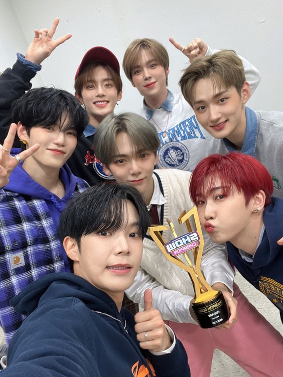 VeriveryUkraine's tweet photo. ╰☆ Так як у #VERIVERY скоро камбек, пропонуємо Вам познайомитись з ними!

З нас тред-знайомство з 7 чудовими хлопцями, з Вас - лайк і ретвіт. 

Домовились? :) Будемо дуже вдячні! https://t.co/P7DRporE8C