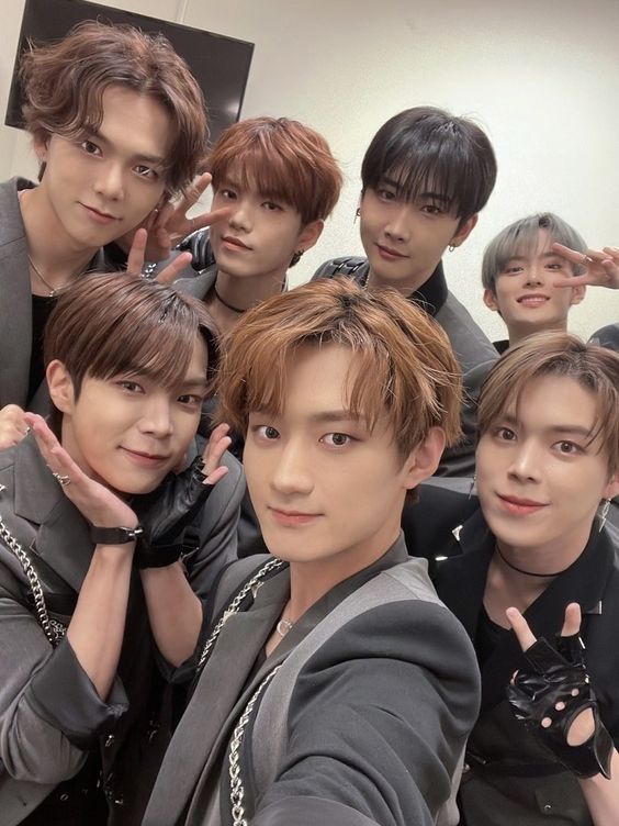 VeriveryUkraine's tweet photo. ╰☆ Так як у #VERIVERY скоро камбек, пропонуємо Вам познайомитись з ними!

З нас тред-знайомство з 7 чудовими хлопцями, з Вас - лайк і ретвіт. 

Домовились? :) Будемо дуже вдячні! https://t.co/P7DRporE8C