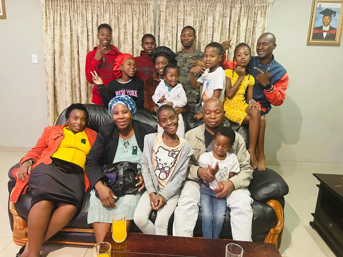deep_renzo's tweet photo. Sanga misi ri rothe nga hafha Tembisa kha Mbekanyamushumo ya #Dziaorowa326pm na @iDiskiTimes @shandu_vele na Mubveledzi @Rendys123 Musumbuluwo u swika Lavhutanu kha @Phalaphala FM nga #Chooseday ndi khou chooza muta wa hashu ❤️❤️❤️ #Azisheeeeee 🎵🎼🎶🎧📻🎙️🔥🔥🔥🕺🏿🕺🏿🕺🏿💃🏿💃🏿💃🏿 https://t.co/zaQirY0SFn