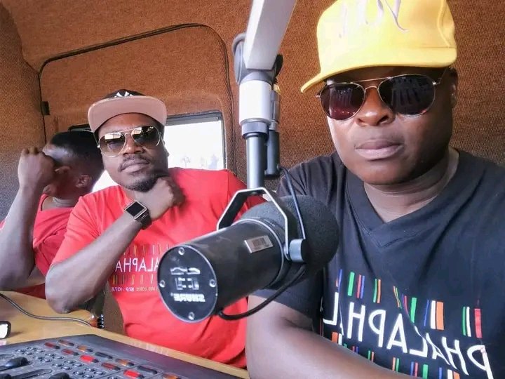 deep_renzo's tweet photo. Sanga misi ri rothe nga hafha Tembisa kha Mbekanyamushumo ya #Dziaorowa326pm na @iDiskiTimes @shandu_vele na Mubveledzi @Rendys123 Musumbuluwo u swika Lavhutanu kha @Phalaphala FM nga #Chooseday ndi khou chooza muta wa hashu ❤️❤️❤️ #Azisheeeeee 🎵🎼🎶🎧📻🎙️🔥🔥🔥🕺🏿🕺🏿🕺🏿💃🏿💃🏿💃🏿 https://t.co/zaQirY0SFn