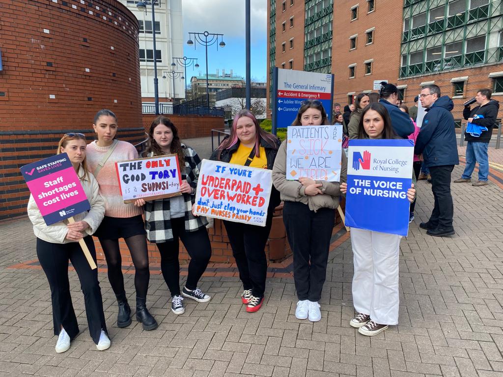 NurseStandard's tweet photo. BREAKING: Nurses in England set to get 5% pay rise and one-off payment after health unions backed the latest pay offer.

More to follow...

https://t.co/oierMmie2z https://t.co/KnRLKYLExT