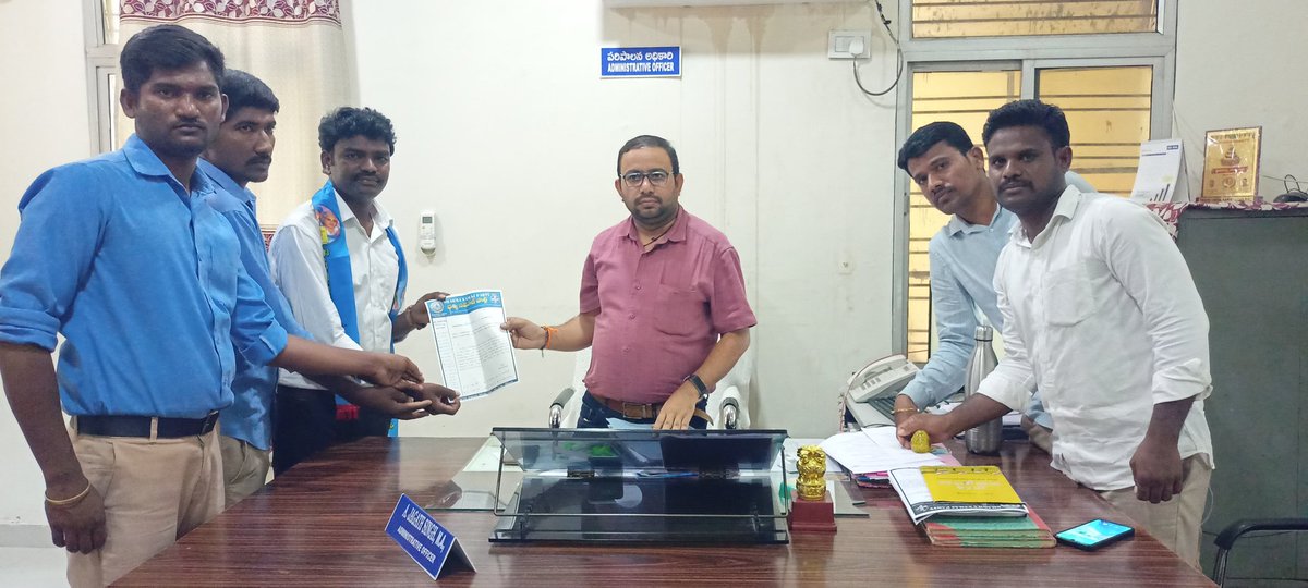 DspKarimnagar's tweet photo. పత్రిక ప్రకటన (02-05-2023)

• భారత దేశంలో ఉన్న పౌరులందరికి భారత రాజ్యాంగ  గ్రంధాన్ని(Book ) ఉచితంగా పంపిణి చేయాలనీ
"ధర్మ సమాజ్ పార్టీ(DSP)" - డిమాండ్

ఈ దేశాన్ని నడిపిస్తున్నది భారత రాజ్యాంగం, అలాంటి గ్రంథం పట్ల నూటికి 90% ప్రజలకు అవగాహన లేకనే పార్లమెంటరీ,ప్రజాస్వామ్యం  
(1/4) https://t.co/aL0Z6fp0Vp