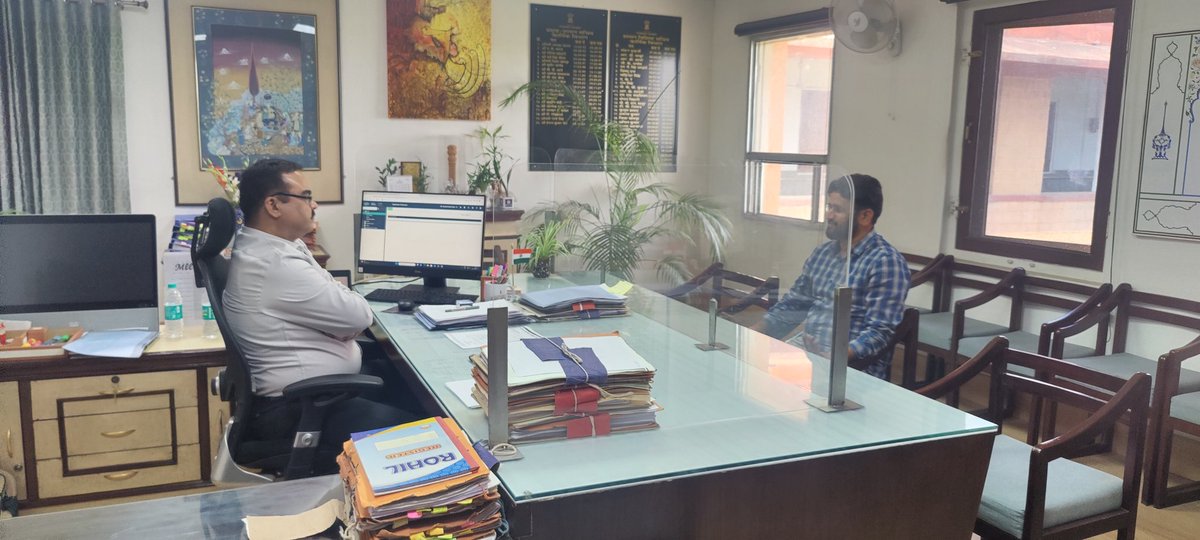 TheUpenYadav's tweet photo. युवा बेरोजगारों की प्रमुख 4 मांगों को लेकर कार्मिक विभाग प्रमुख सचिव हेमंत गेरा जी से सचिवालय में मुलाकात की -
1-एक लाख नई भर्तियों का विभाग वाइज वर्गीकरण जल्द से जल्द जारी किया जाए  l 
2- सीईटी ग्रेजुएशन का परिणाम जारी हो चुका है 
और CET 12 का परिणाम जारी होने वाला है
लेकिन सीईटी की पात्रता का फार्मूला तय नहीं होने से समान पात्रता के बाद होने वाली भर्तियों की विज्ञप्ति और भर्ती परीक्षाओ का कैलेंडर जारी नहीं हुआ है और इस संबंध में कर्मचारी चयन बोर्ड ने आपसे निर्देश मांगे है l
अतः इस संबंध में निर्देश तत्काल बोर्ड को भिजवाया जाए,
और CET में प्रतिशत का क्राइटेरिया तय किया जाता है तो अच्छा निर्णय होगा l
3- नई RAS भर्ती की अभ्यर्थना जल्द से जल्द आरपीएससी को भिजवाया जाए l
4-सीईटी के बाद होने वाली कई भर्तियों की अभ्यर्थना कर्मचारी चयन बोर्ड नही पहुंची है
उन भर्तियों की अभ्यर्थना तत्काल कर्मचारी चयन बोर्ड को भिजवाया जाए l