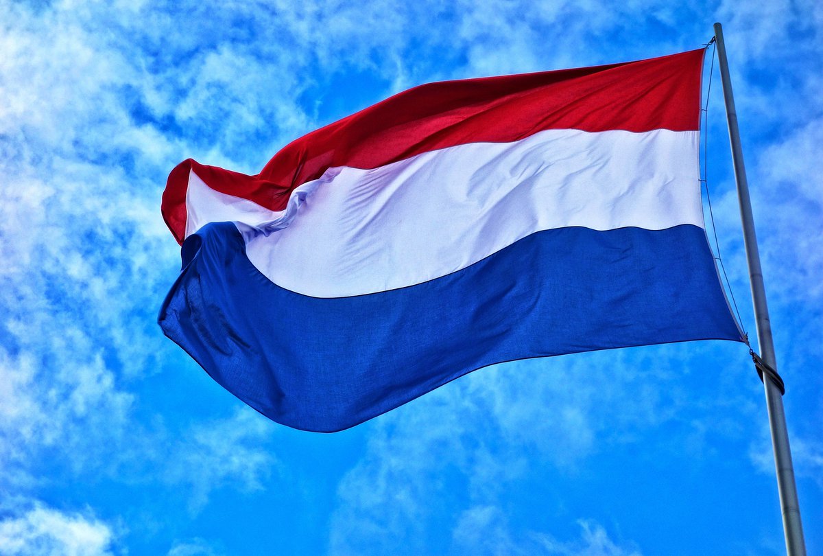 Eduardvanbrakel's tweet photo. Zo hoort de vlag op 5 mei, en op 4 mei halfstok. Rood boven. Altijd. Zeker nu. https://t.co/PgjOz6zU4J