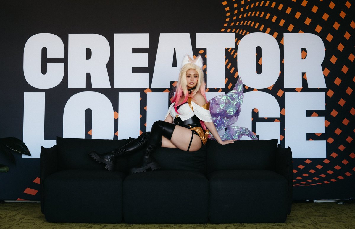 adastreams's tweet photo. A huge thanks to @itsBenCook and @ItsNickWatson for taking the time to help creators at dreamhack with profile shots and tips! 📸

Was a hot and socially anxious mess going in but these guys really helped me feel more confident owning my cosplay for the day 🥰 https://t.co/1eGuSeUlDT