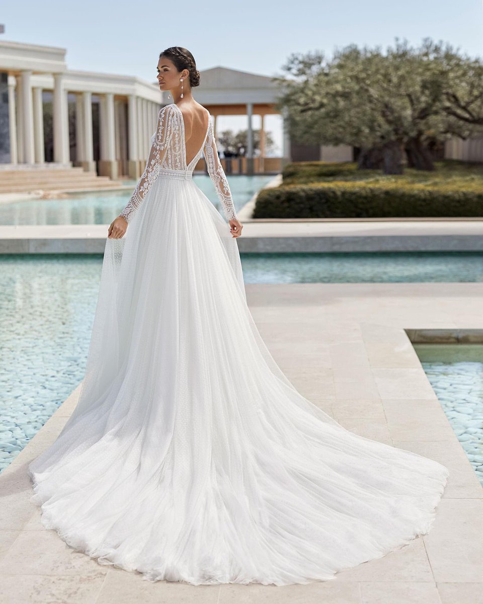 Xiaothao_Hong's tweet photo. Dress of The Week | #RosaClaraCouture  

This romantic princess wedding dress features a beautiful beaded floral lace bodice with tattoo-effect long sleeves and a flowing soft tulle skirt. 🌷🌷🌷 -- https://t.co/TOFeasbwtS https://t.co/fywLvqup14