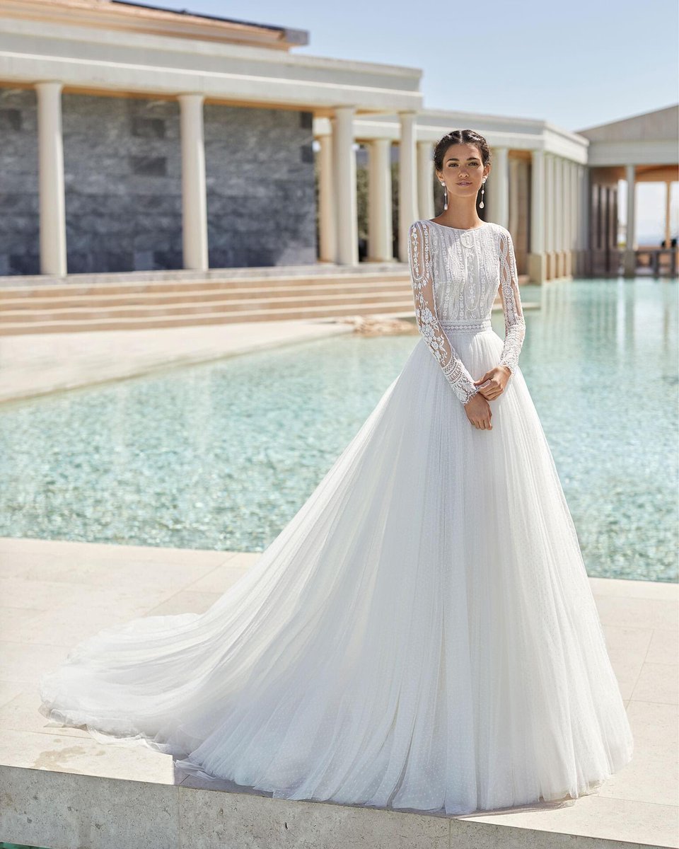 Xiaothao_Hong's tweet photo. Dress of The Week | #RosaClaraCouture  

This romantic princess wedding dress features a beautiful beaded floral lace bodice with tattoo-effect long sleeves and a flowing soft tulle skirt. 🌷🌷🌷 -- https://t.co/TOFeasbwtS https://t.co/fywLvqup14