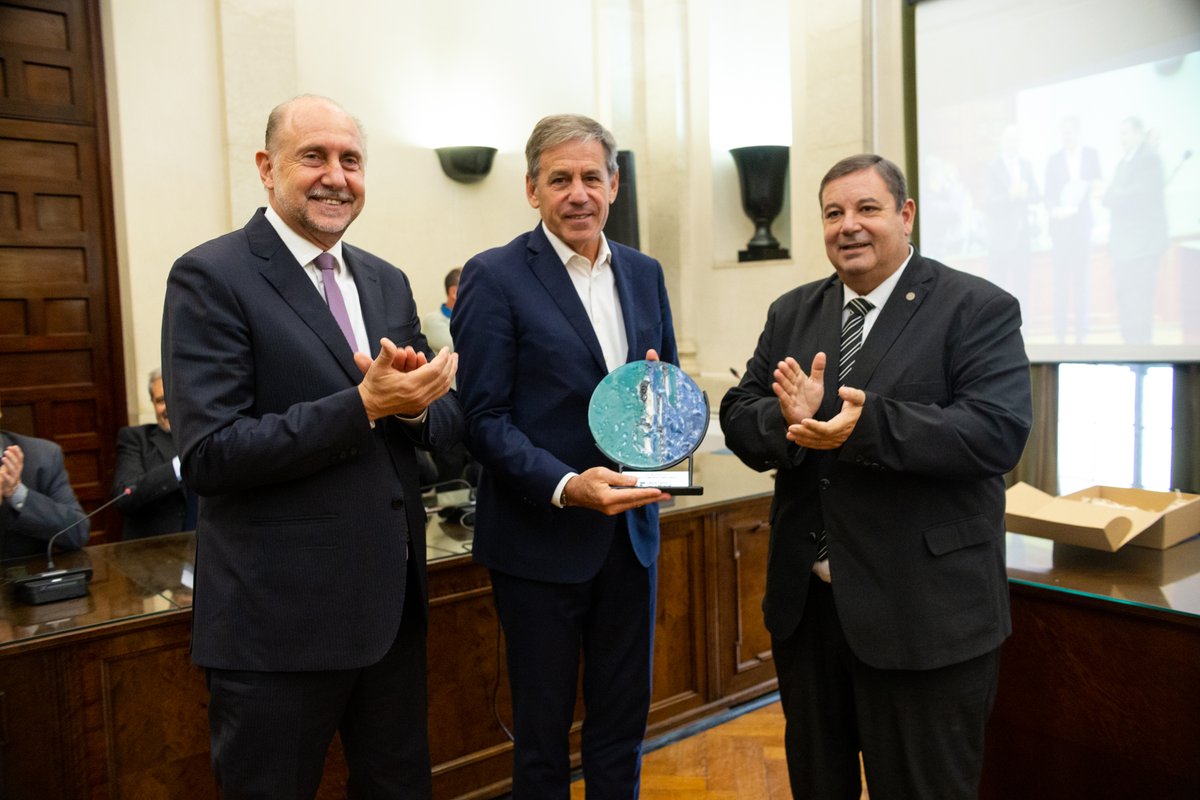 Foro_de_Capital's tweet photo. 📍  FORO DE CAPITAL PARA LA INNOVACIÓN 
➡️  En el marco del lanzamiento de una nueva convocatoria del #ForoDeCapital, se realizó un reconocimiento en conmemoración de los aniversarios de las siguientes instituciones:
✅ 450 años de la fundación de @_SantaFeCapital https://t.co/pKEyMeng08