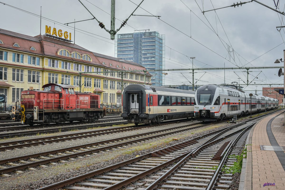15Volt's tweet photo. #Singen (Hohentwiel),
am Bahnhof Singen war am Feiertage (01.05.23) etwas still, #DBCargo #BR294, in der Mitte steht ein SBB #Fernverkehrsgarnitur abgestellt und wartet auf sein Einsatz als IC nach Zürich, rechts ein #KISS der #BR4110.

#Bahn #Eisenbahn #Zug #BahnBilder https://t.co/x8sX3ZXTTf