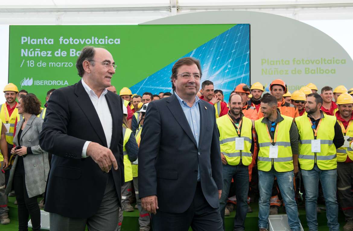 FonsiLoaiza's tweet photo. Esta semana Iberdrola ha vaciado 46.000 millones de litros de agua los pantanos en Extremadura. El PSOE de Fernández Vara apoyó con el PP no investigar el vaciado. Su hijo acabó fichando para llevar las redes de Iberdrola. https://t.co/t4raOXnlaG