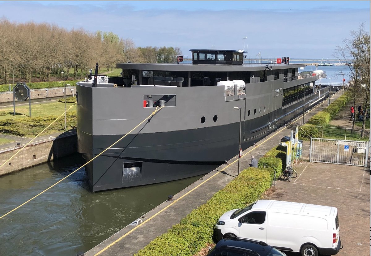 ThamesRRG's tweet photo. Residents are concerned by the boat’s unprecedented size, the consequent for blocking historic #Thames views, and potential for disturbances from the hundreds of party goers. #WrongBoatWrongRiver https://t.co/EzoR97z7Lp