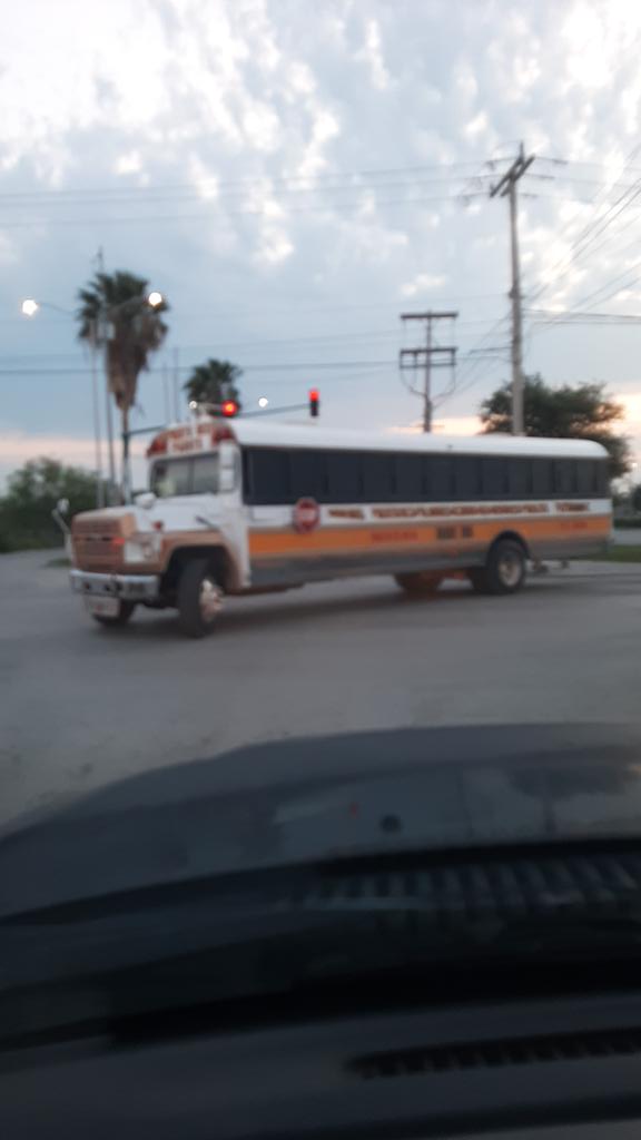 elfermc's tweet photo. A mi me tocó esto pero 5 minutos más tarde la había más bloqueos y detonaciones @gobtam #Matamoros la ciudad no está en calma, el Estado no está en calma. Solo nos queda soporta #hastacuándo #Tamaulipas https://t.co/CC0lqKbKHZ