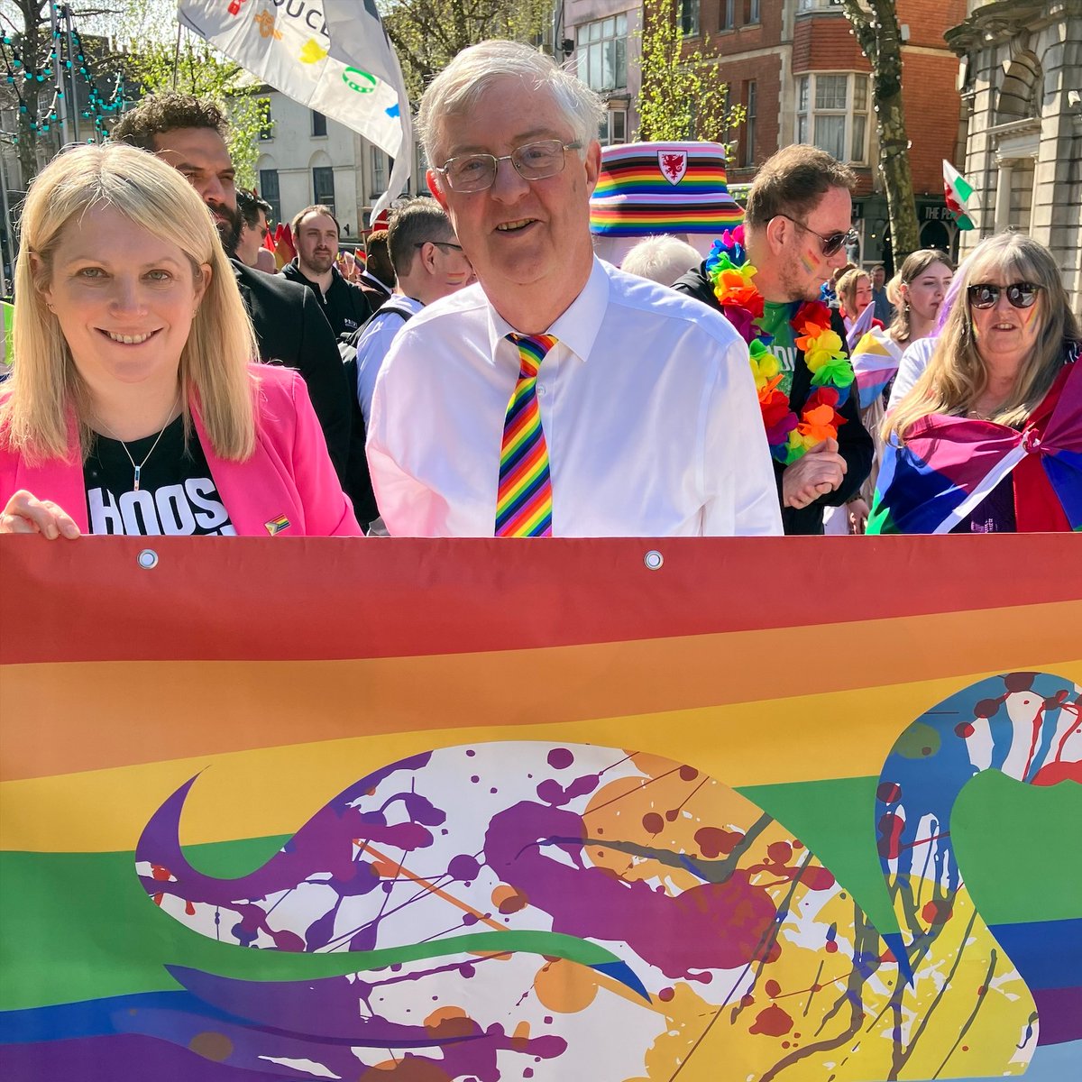 PrifWeinidog's tweet image. Pride Hapus, Abertawe 🏳️‍🌈🏳️‍⚧️

It was a pleasure to join you on Saturday to support our LGBTQIA+ communities.

Diolch @swanseapride am barhau i ddathlu’r bobl sy’n gwneud Cymru’n esiampl o gynwysoldeb ac rydym yn falch o’u cefnogi fel rhan o’n Cronfa Balchder Llawr Gwlad.