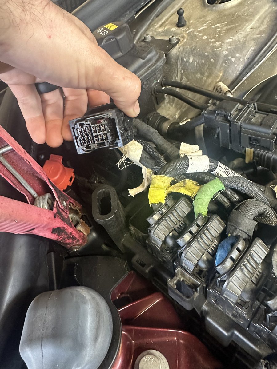 TechRivas's tweet image. This m5 came in this morning running like dodo I found one of the dme connectors not connected. Plugged it in test drove 0 faults and runs great. Am I being pranked? 🤨