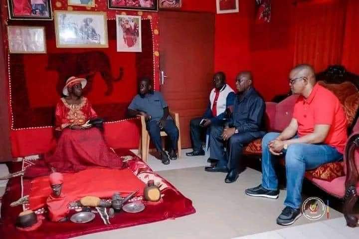 YvesBuya1's tweet photo. #RDC Ici, le VPM @kazadi_peter était à #Ngabe au Congo Brazzaville pour discuter avec cette reine qui reçoit les déplacés Rd-Congolais qui ont traversé à #Brazzaville suit à la crise entre qui secoue #Kwamouth opposants Yaka-Teke.....
(Proche VPM @kazadi_peter) https://t.co/XbUmHLPFRp