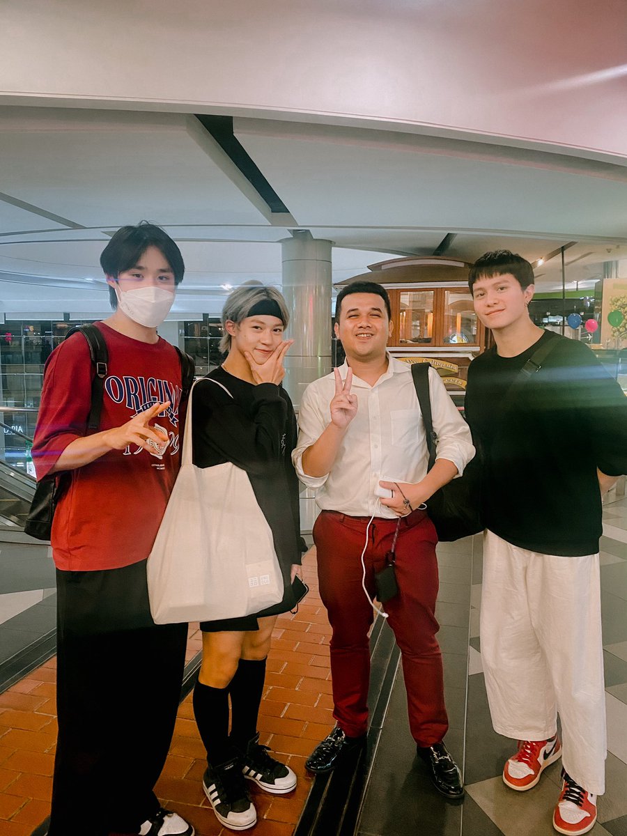 Thunderind's tweet photo. TD : ใช่น้องๆ #ProjectAL มั้ยครับ
เลโก้ : อ้อ ไม่ใช่ครับ พวกผม #LYKN
TD : โอ๊ะ(สตั้นมาก) จริงหรอ???
เลโก้ : ล้อเล่นครับ หยอกๆๆ (นัทกับวิลเลี่ยม ขำ55)
TD : (สตั้นอยู่) พี่ขอโทษ พี่แก่แล้ว 😭
เลโก้ : หยอกๆนะค๊าบ
เด็กๆ : ขอบคุณนะค๊าบ 🙏
งื้อ น้องๆน่ารักมาก โดนตกแลงมาก55 https://t.co/egpSsjn5BD