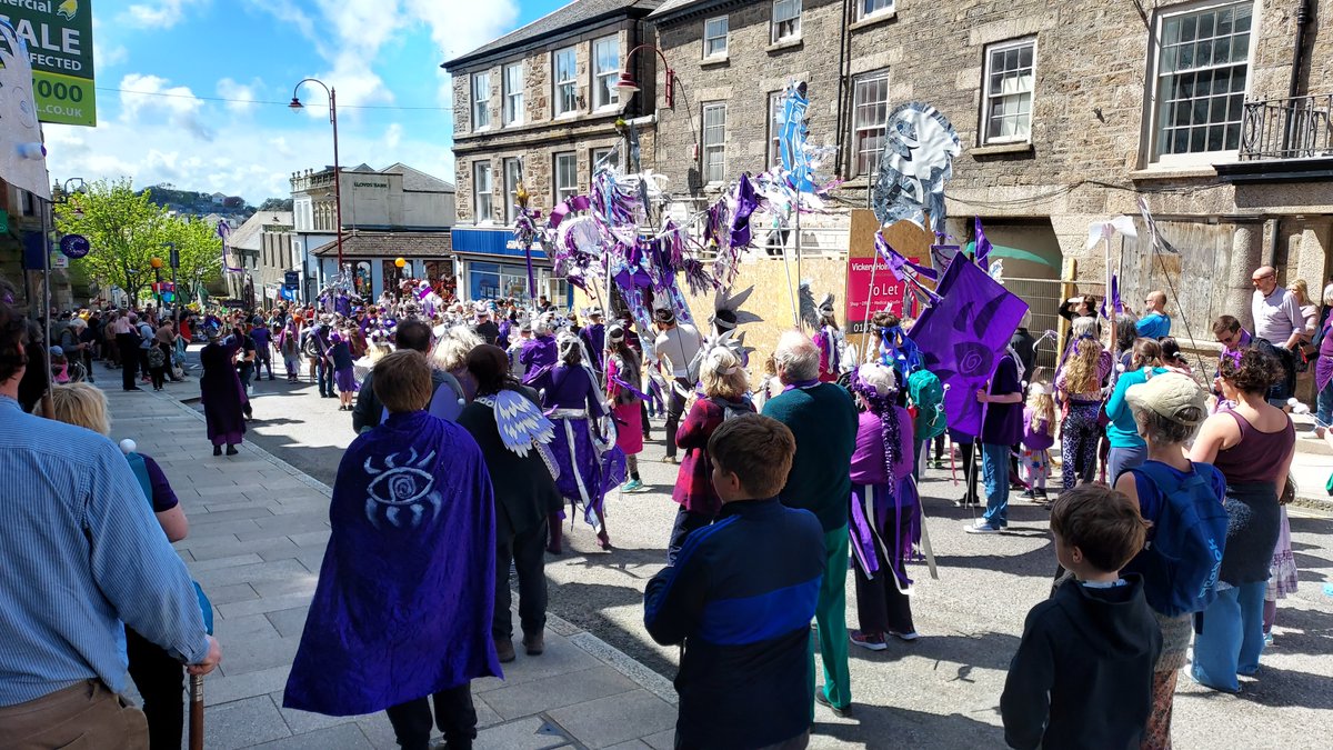 Having boosted our Cornish levels with another long weekend in the Duchy (Nos Lowen and Hellfire), we'm raring to go for mora's Wreckers' night - u? 40 pasties on the way (32/8) - 1st come, 1st served so get there early. KK's Mab Hudel, the fiendish quiz, meat raffle and a shout.