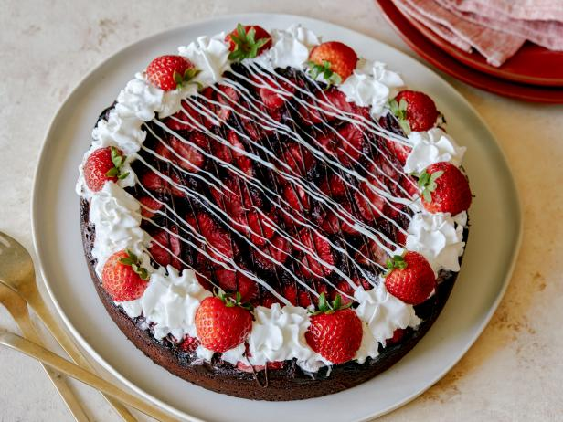 Berserker_Bride's tweet photo. @CamelotScourge “AHHHIMLATEBUTHAPPYBIRTHDAY!”

She has a cake that she may have spent all night baking- https://t.co/Xkh4AL1YzH
