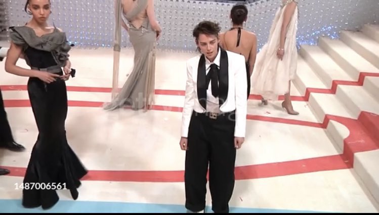 everydayrobsten's tweet photo. OH MY GOD KRISTEN STEWART AND FKA TWIGS https://t.co/gujpHkawd0