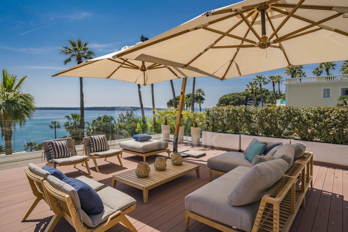 EstateNetFrance's tweet photo. Knight Frank French Riviera presents this stunning contemporary property with spectacular views of the Mediterranean.

. . .
#knightfrank #knightfrankfrenchriviera #kffrenchriviera #frenchriviera #CotedAzurFrance https://t.co/WPFnIWlkt9