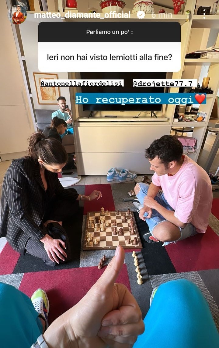 Mericonci72's tweet photo. I #donnalisi giocano a scacchi e @matteodiamante fa l'arbitro 😂♟️
 @Anto_Fiordelisi @drojette #donnamante #casadonnalisi #fiorde #drohette #antonella #ilcielostanotte #EdoD #AQ2 https://t.co/ukHUcJCplT