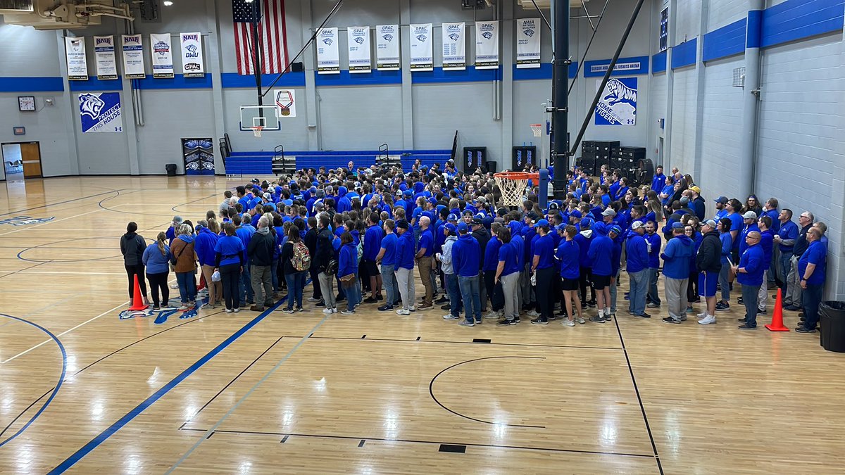 dwusports's tweet photo. It’s time to kick off #DWUCares Day with the annual campus photo!! Lots of teams helping around town and on campus today helping to make your community better!

#BleedBlue | #EarnYourStripes https://t.co/DidOJAlVUZ