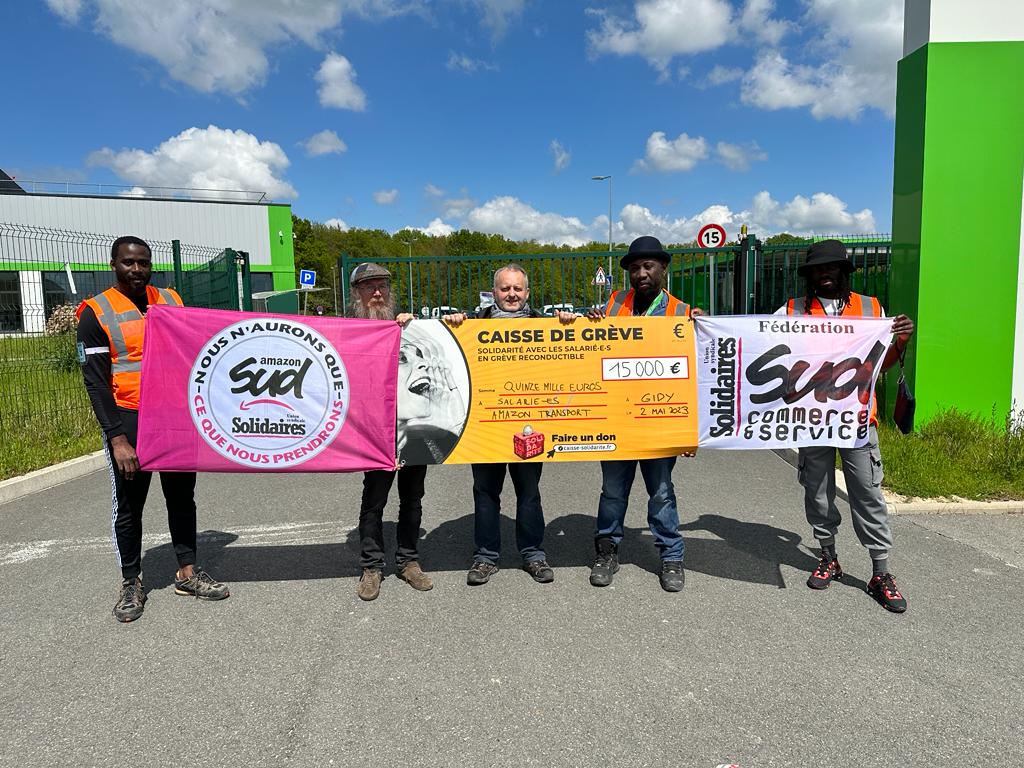 Remise du don de la <a href="/CaisseSoliAsso/">Caisse de solidarité</a> aux grévistes <a href="/AmazonFrance/">Amazon.fr</a> Transport #ReformeDesRetraites