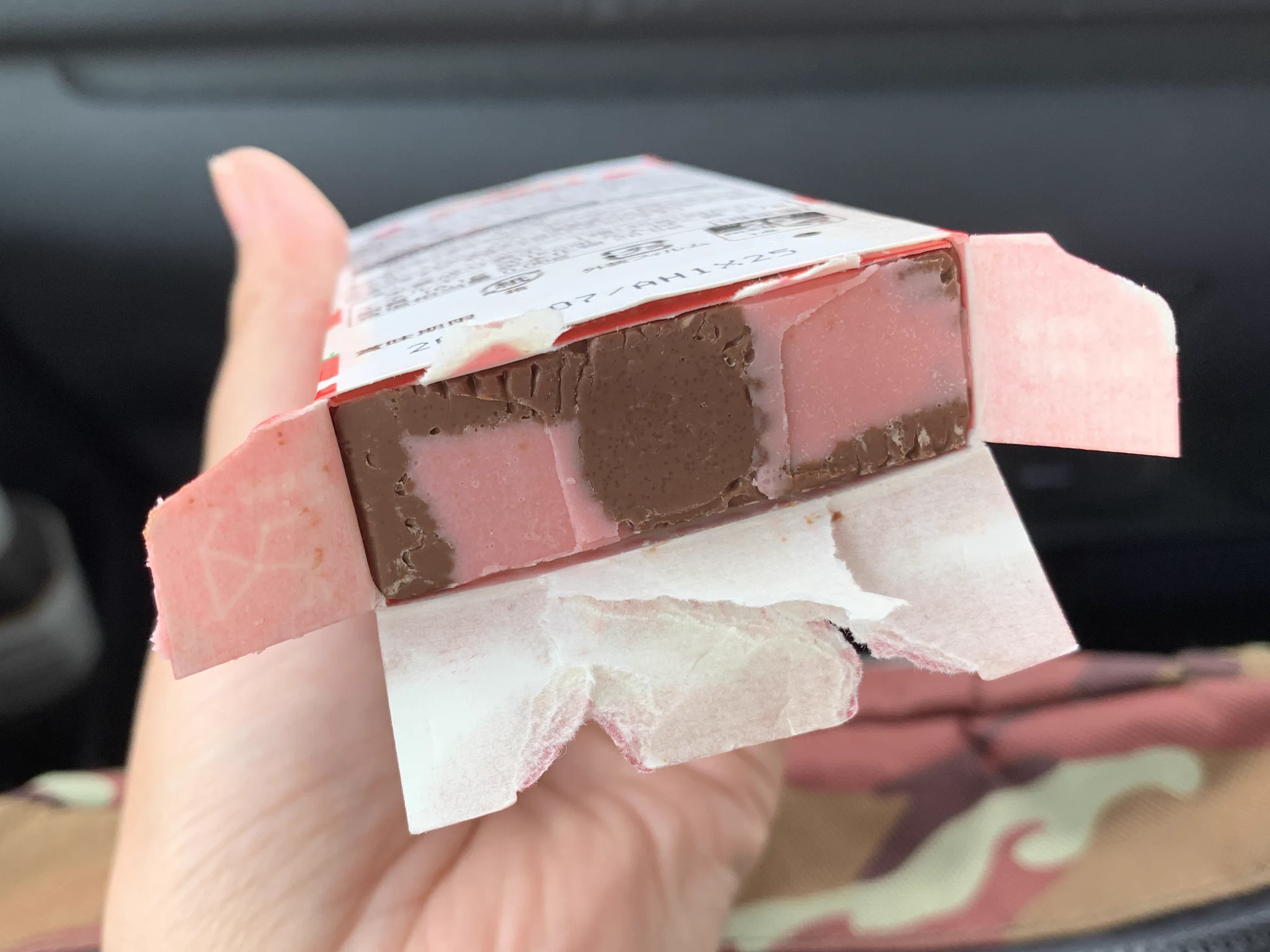 車の中にチョコを放置した結果！出てきたのは箱の形に変形したアポロ。