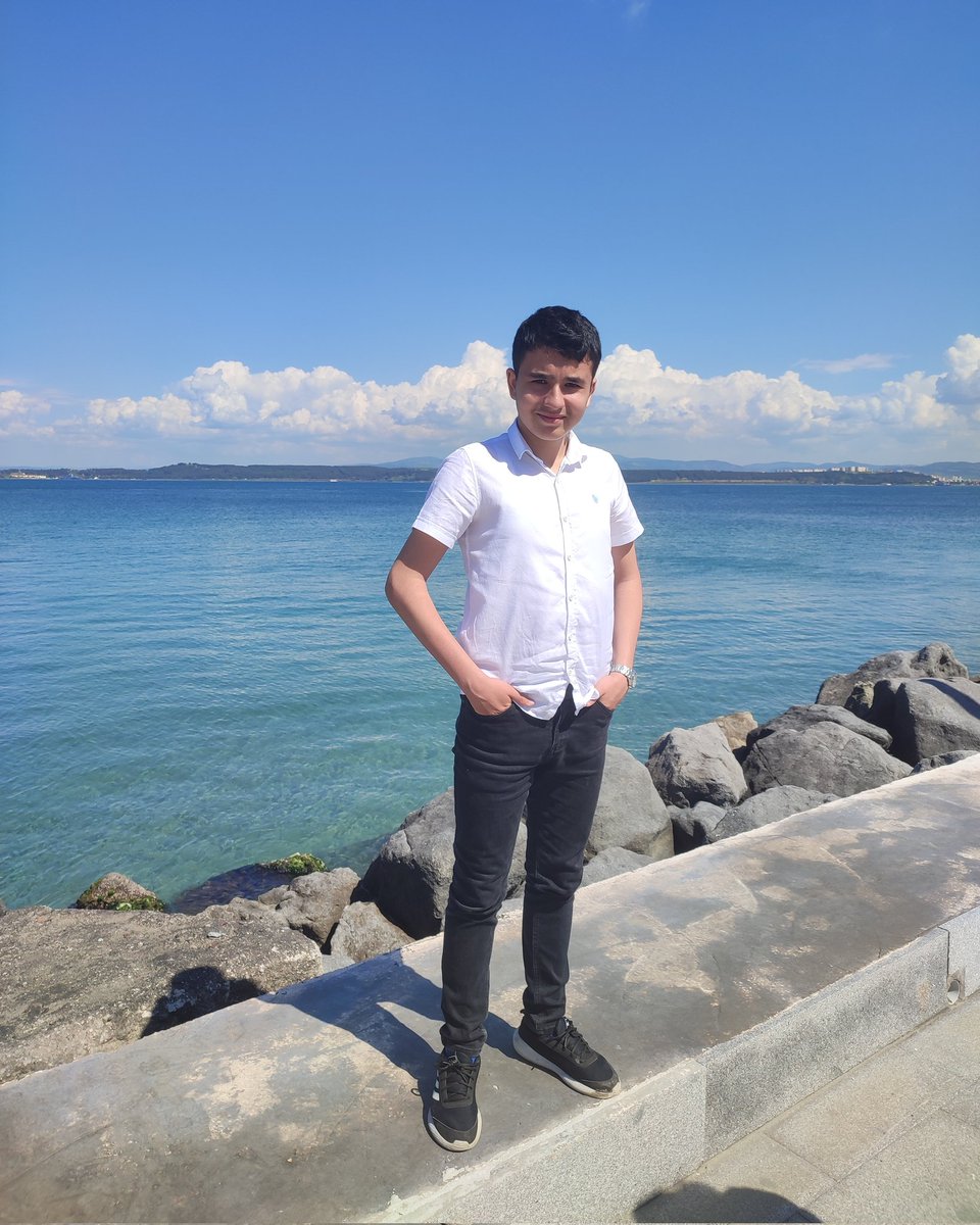 giray_gokoglann's tweet photo. Koşarken değil, düşerken yanımda olanlar, dostumdur. https://t.co/xjCeywUw80