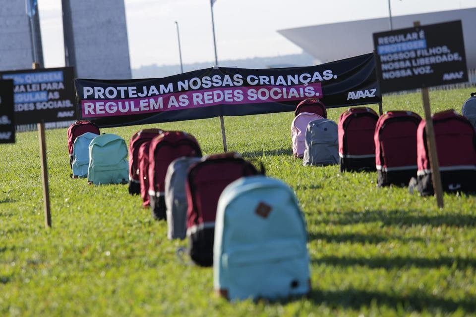 GuilhermeBoulos's tweet photo. 93% dos brasileiros não consideram a internet segura para crianças e adolescentes, segundo pesquisa da @Avaaz. Não vamos permitir que os interesses das big techs e da extrema direita criminosa valham mais que a segurança dos nossos filhos. 

foto: Metrópoles https://t.co/YqVyULgAsY