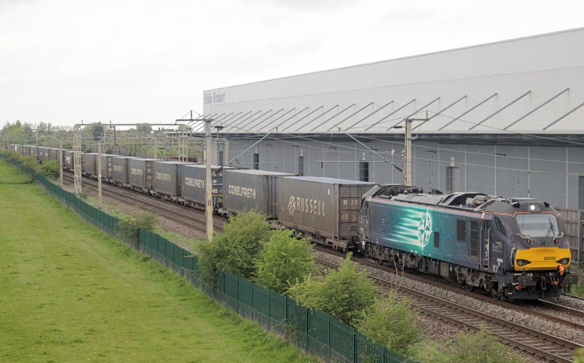88006 'Juno' has popped the pantograph down and is easing towards it's final destination on 4M27 Mossend to Daventry at DIRFT.
#directrailservices
#class88

flic.kr/p/2oxscMq