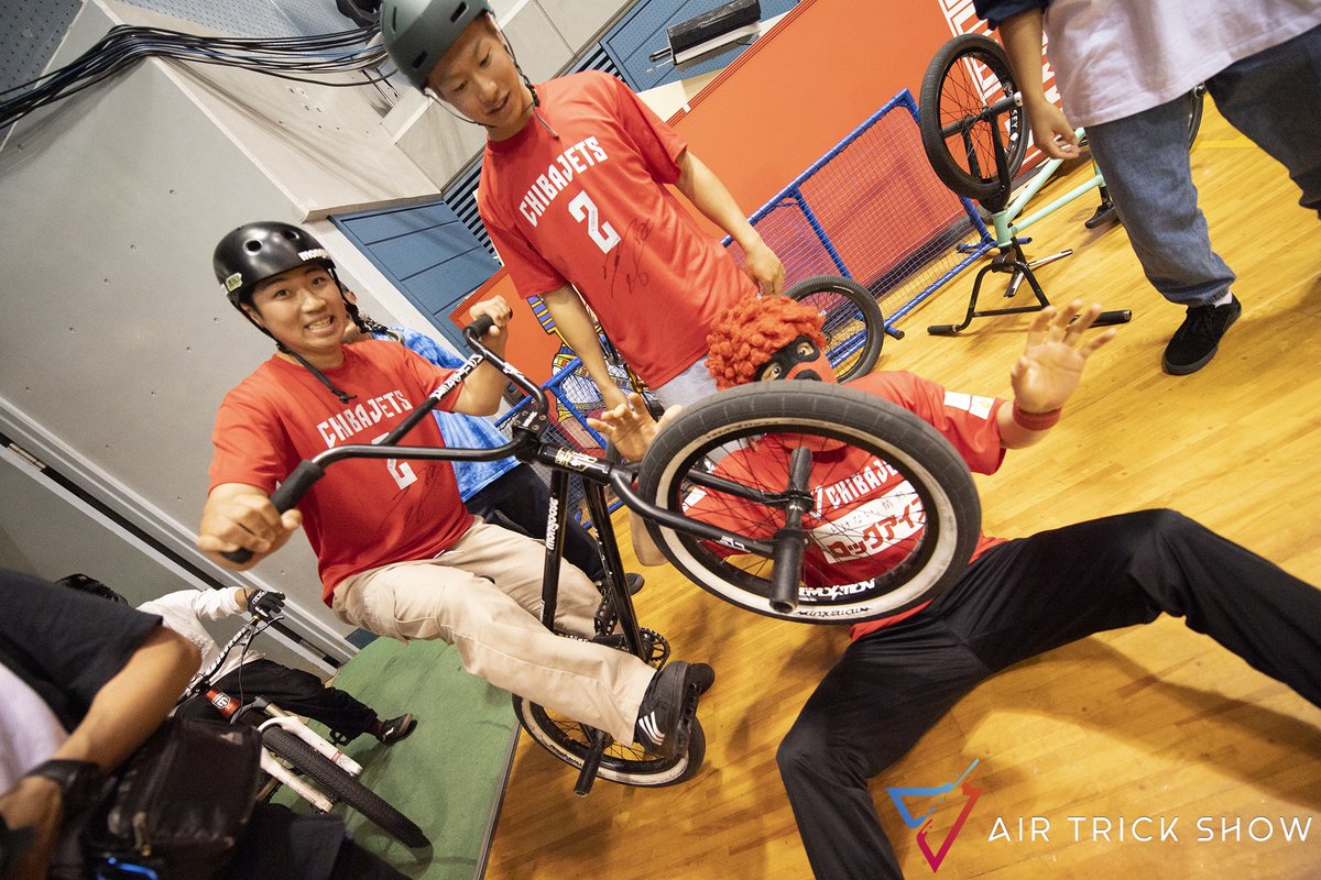 may_katsumahiko's tweet photo. 先日 #千葉ジェッツ #CHIBAJETS のハーフタイムショーで行われた「鎌ケ谷巧業 Presents AIR TRICK SHOW」&「L.A. DEPO Chiba Presents AIR TRICK SHOW」、マスク・ド・オッチーさん @Mask_Do_Occhy とご一緒させていただきました。
#空飛ぶチャリ #bbproject #airtrickshow #bmx #mtb https://t.co/9B0UhUoYvc