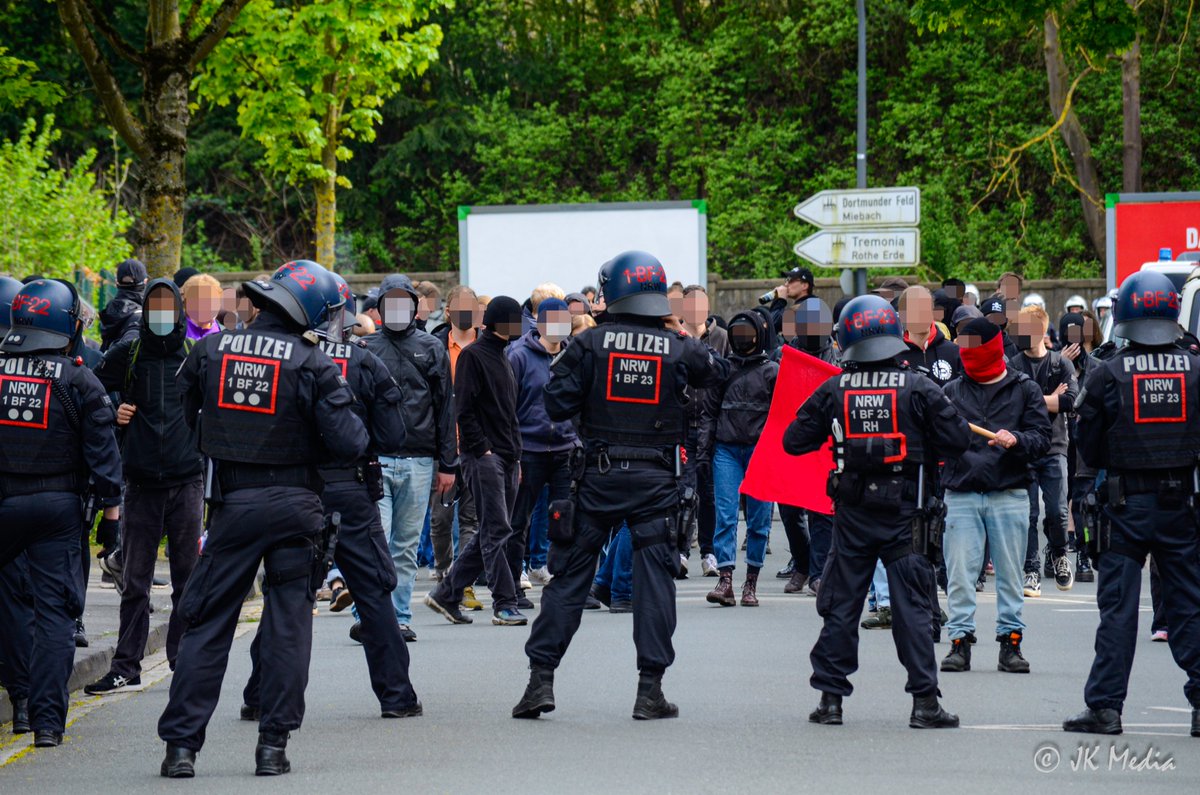 Julinomblex's tweet photo. Am 1. Mai heißt es: Antifa in die Offensive! Damit der Arbeiterkampftag auch in Zukunft nazifrei bleibt.
Mutige Menschen haben sich gestern im gesamten Ruhrgebiet den Dorstfelder Nazis in den Weg gestellt.
Alle Fotos seht ihr hier: https://t.co/7ZApIlv79W
#D0105 #RE0105 https://t.co/oI4iuYCYC3