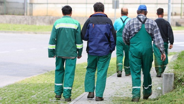 Rvaticanaitalia's tweet photo. 📌Il Mondo alla Radio
⏱16.05
Il decreto #lavoro sta sollevando consensi, ma anche dubbi. Per i sindacati farà aumentare la precarietà. Come stanno le cose? Con noi: Manfredonia, Russo, Sangalli, Verzulli @Acli_nazionali @alleanzapoverta @confcommercio @ANMIL_nazionale https://t.co/nme3liOR6G