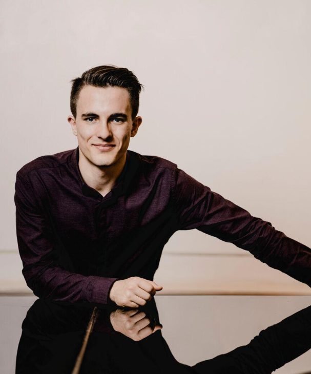 Zondag 7 mei om 15.00 uur neemt Florian Verweij plaats achter de vleugel van Youri Egorov in De Duif, Prinsengracht 756, Amsterdam. Kaartverkoop: stadsherstel.nl/cultuuragenda/…
We are Public: wearepublic.nl/programma/ypf-…