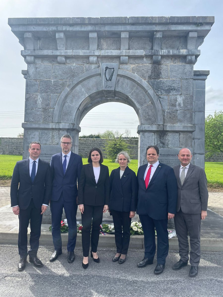 EstEmbassyIE's tweet photo. Ambassador @KairiKunka attended the presentation of the #TipperaryInternationalPeaceAward to Ms @Tsihanouskaya today. She also laid a wreath with her 🇱🇻🇱🇹🇲🇹🇸🇰 colleagues to commemorate all those who have died in wars and violence in different parts of the world. https://t.co/uU3nP4wo4z