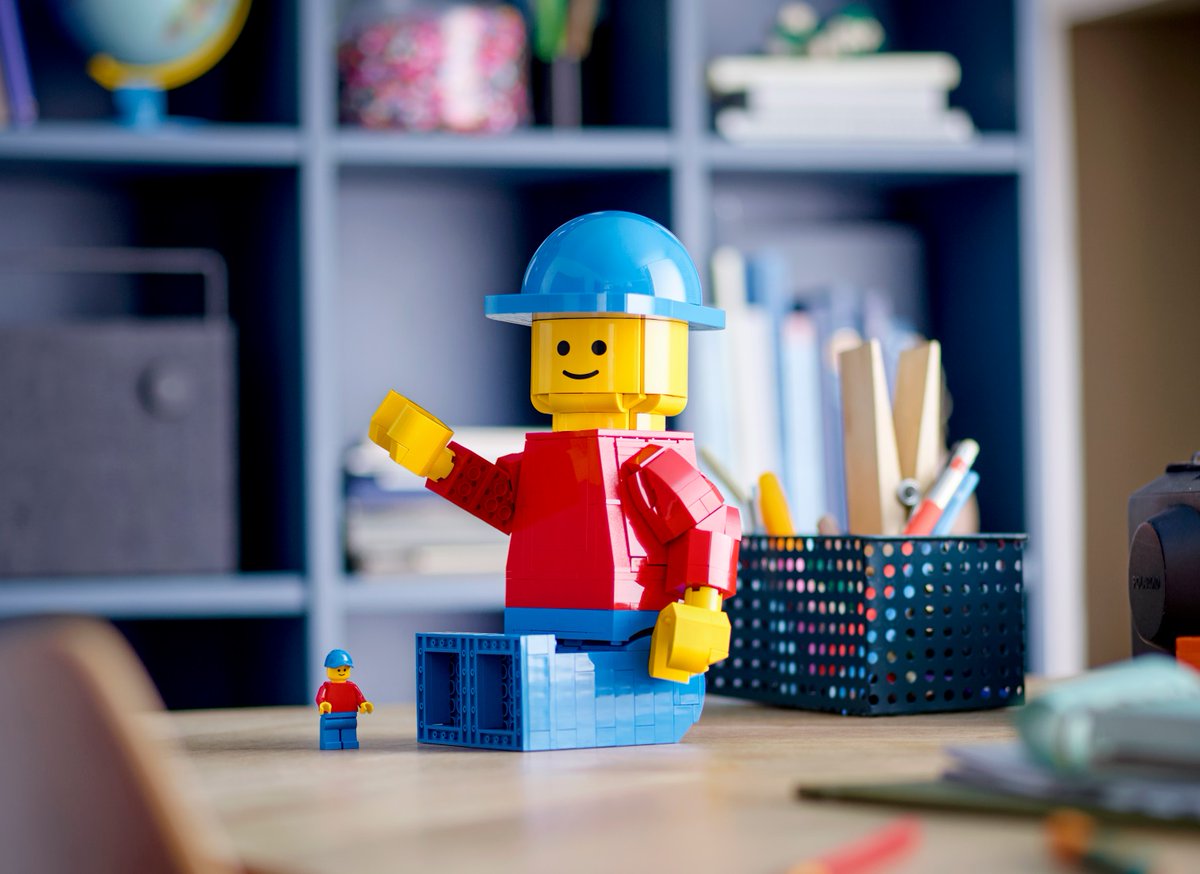 jayong28's tweet photo. A giant up-sized buildable LEGO Minifigure with a classic smiley face is coming in June 2023!

How cute is this??? I must have him! 

https://t.co/BdxDdlc49d https://t.co/i97kZzGoYB