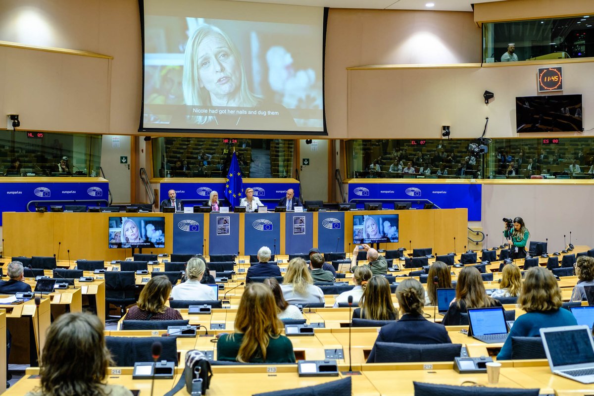 FitzgeraldFrncs's tweet photo. Today we welcomed @JackieFox21 mother of Nicole #Coco to the @Europarl_EN for a special film screening of "It's Time"
Thank you for sharing your daughter's story & your campaign for Coco's Law with MEPs.
It is time for the EU to follow with legislation on cyber bullying 🇮🇪🇪🇺 https://t.co/jzoMlTlr6H