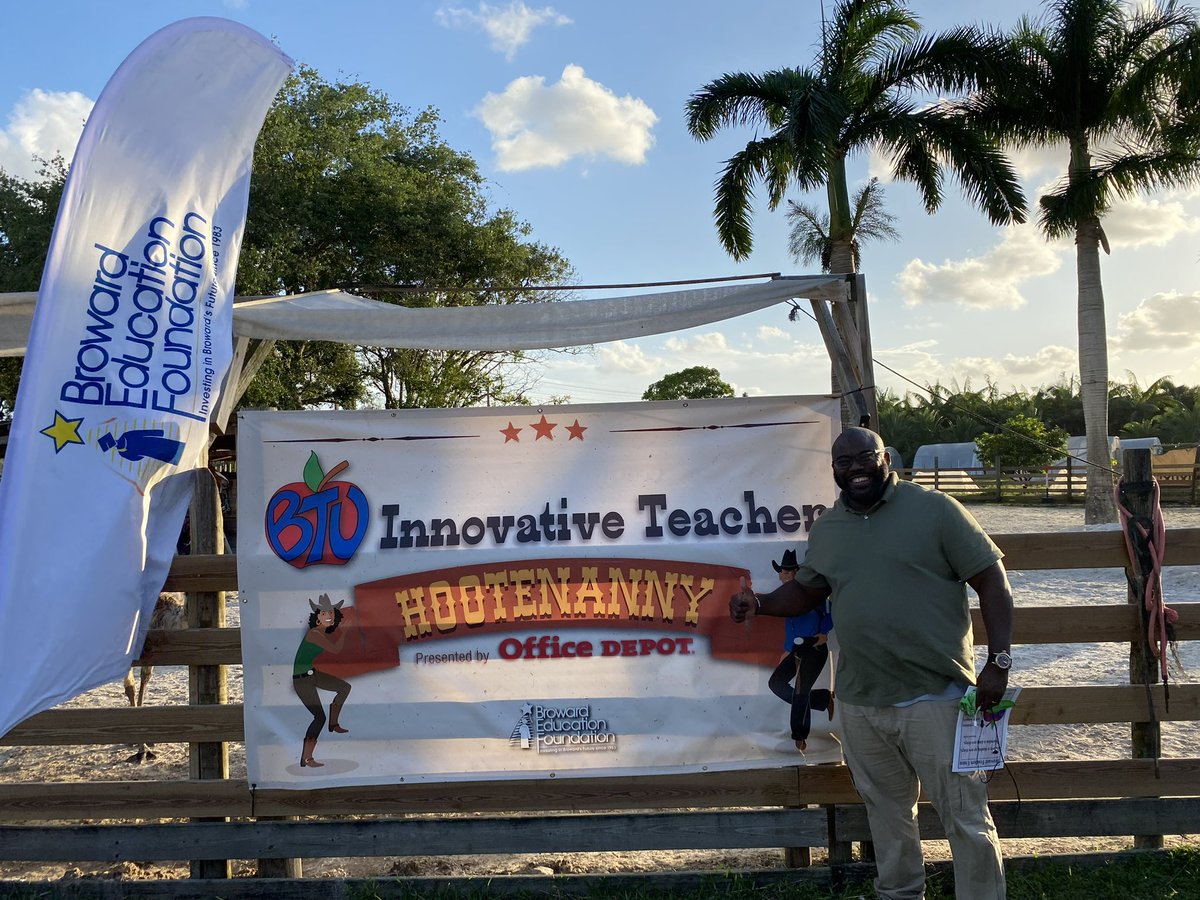 Congratulations 🎊🎉 to the #premiercenter Innovative Teacher, David Bentley! @Nora_Rupert @DrFlem71 @sleuthacademy @browardschools @BcpsCentral_ @BrowardCTE @BrowardSTEM @DrDAugustin @HalehDarbar @LCMS_MS @nancyrubin @FMonnay