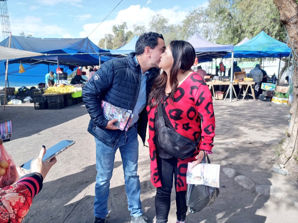 dr_marconunez's tweet photo. ¡Gracias Los Andes!

Estuvimos compartiendo con vecin@s en la feria de la Avenida Perú de la comuna de Los Andes. Agradezco el cariño y apoyo.

Este domingo 7 de mayo en la Región de Valparaíso y el valle de Aconcagua, vota por el Dr. Marco Antonio Núñez. @marconunez #vota2✌️ https://t.co/6azyxbGoOo