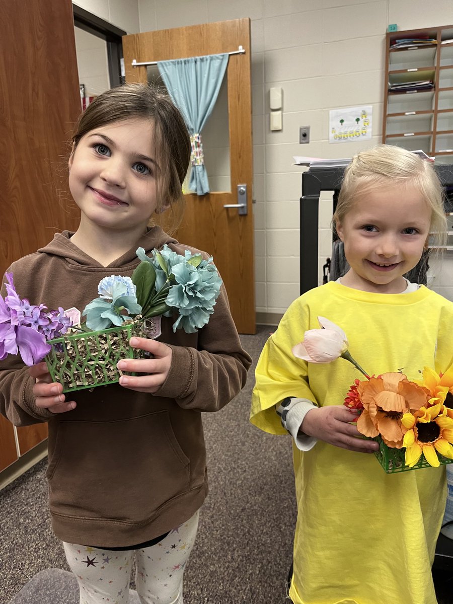 MrsJaimeMES's tweet photo. May Day flowers from our kindergarten friends were a wonderful way to start the day! #theMESway https://t.co/nQg0vx5280