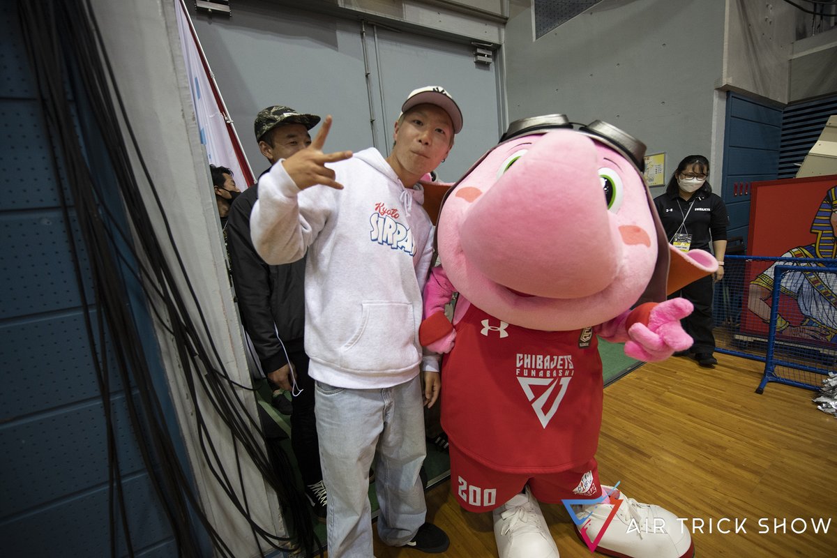 may_katsumahiko's tweet photo. 「鎌ケ谷巧業 Presents AIR TRICK SHOW」
「L.A. DEPO Chiba Presents AIR TRICK SHOW」で #ジャンボくん とご一緒できました。一生懸命応援しているのに、カメラを向けるとポーズを取ってしまうジャンボくん、可愛すぎ!
#千葉ジェッツ #CHIBAJETS #空飛ぶチャリ #bbproject #airtrickshow #bmx #mtb https://t.co/CsJsmIjN5S